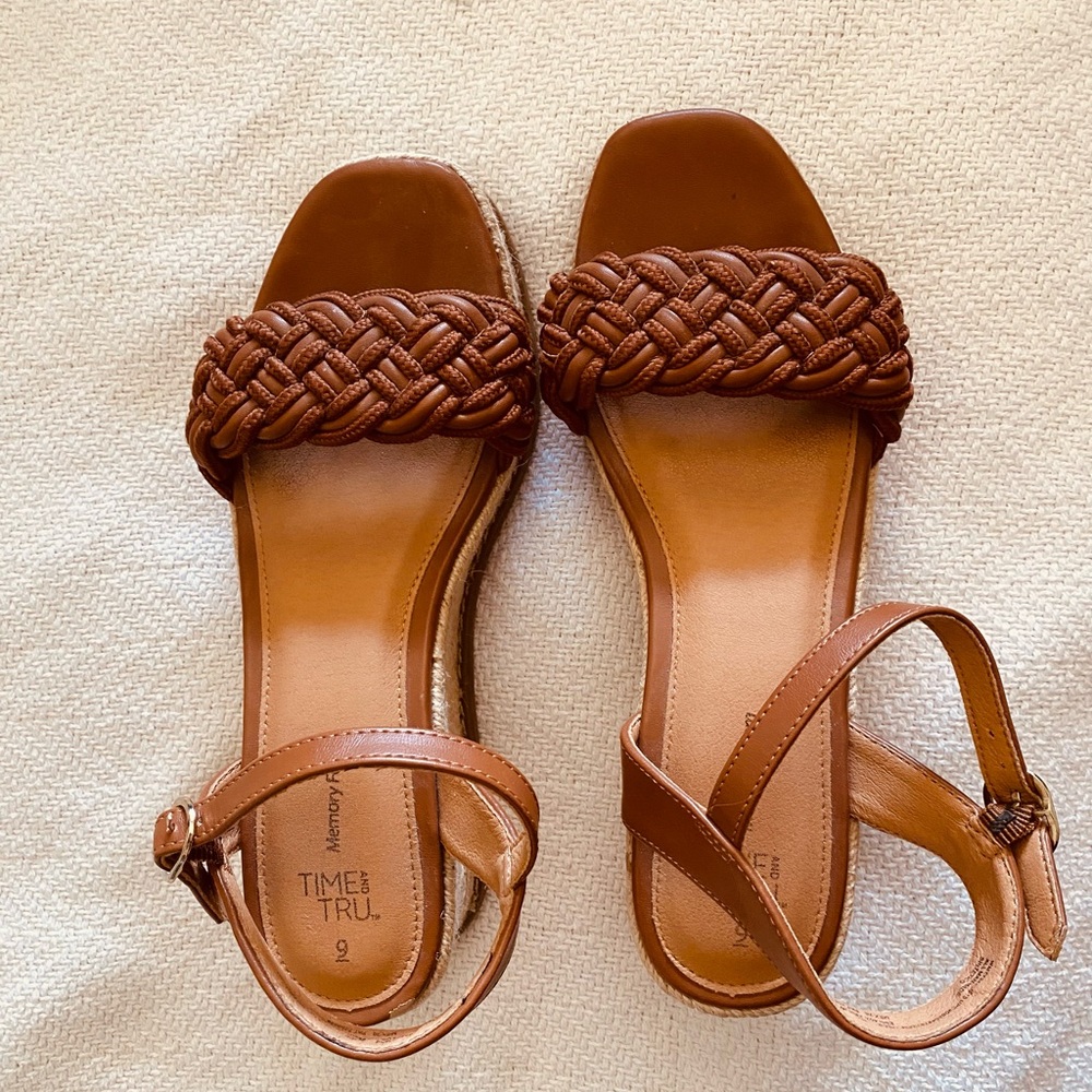 🤎 Braided Wedge Sandals in Brown - Picture 3 of 7